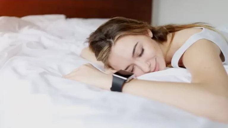 How does a Smartwatch Sleep Monitor Track Your Sleep features